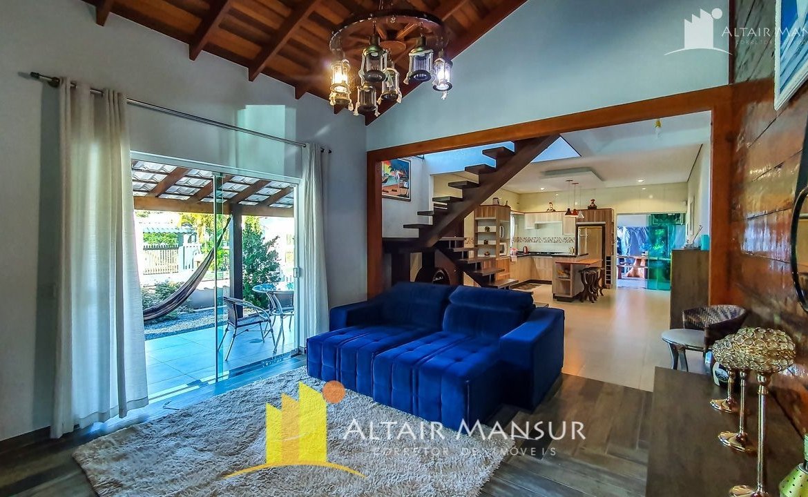 Casa Alto Padrão à Venda 250m² – 4 Quartos, 4 Vagas, Varanda e Deck, Itapoá – SC