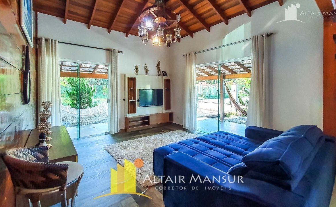 Casa Alto Padrão à Venda 250m² – 4 Quartos, 4 Vagas, Varanda e Deck, Itapoá – SC