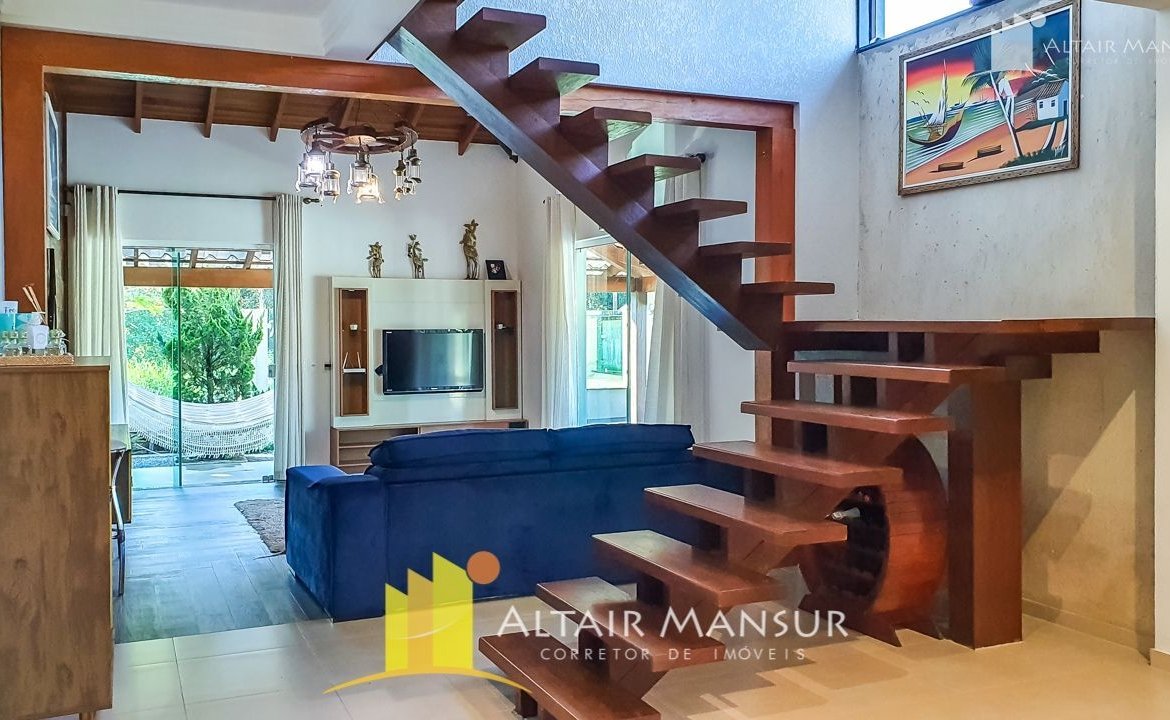 Casa Alto Padrão à Venda 250m² – 4 Quartos, 4 Vagas, Varanda e Deck, Itapoá – SC