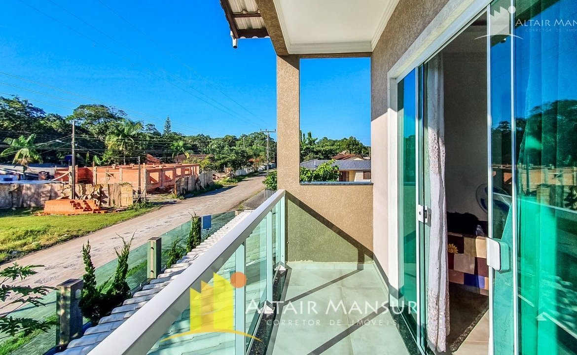 Casa Alto Padrão à Venda 250m² – 4 Quartos, 4 Vagas, Varanda e Deck, Itapoá – SC