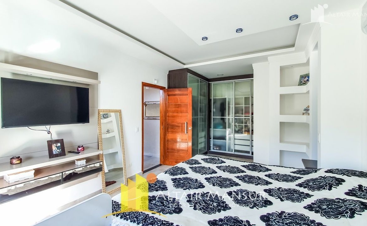 Casa Alto Padrão à Venda 250m² – 4 Quartos, 4 Vagas, Varanda e Deck, Itapoá – SC