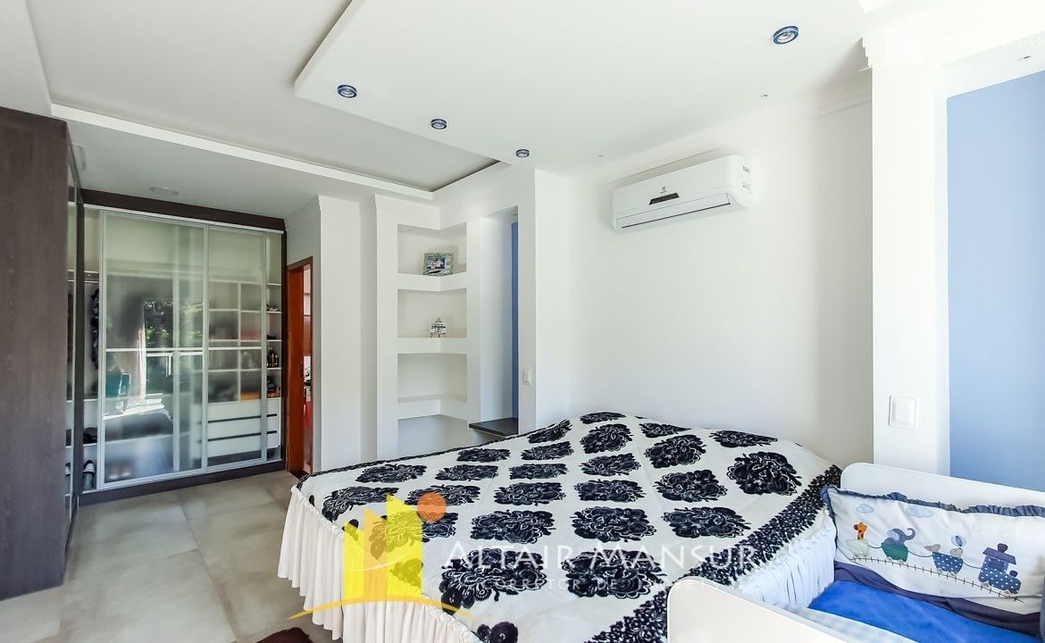 Casa Alto Padrão à Venda 250m² – 4 Quartos, 4 Vagas, Varanda e Deck, Itapoá – SC