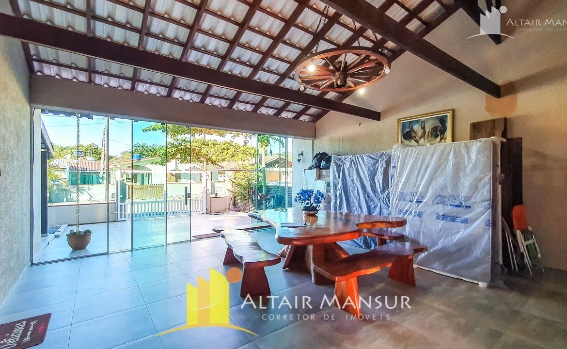 Casa Alto Padrão à Venda 250m² – 4 Quartos, 4 Vagas, Varanda e Deck, Itapoá – SC