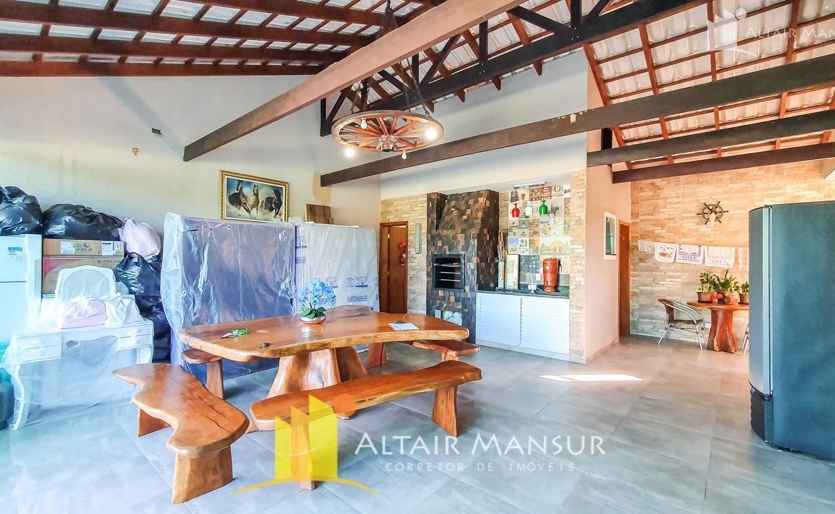 Casa Alto Padrão à Venda 250m² – 4 Quartos, 4 Vagas, Varanda e Deck, Itapoá – SC