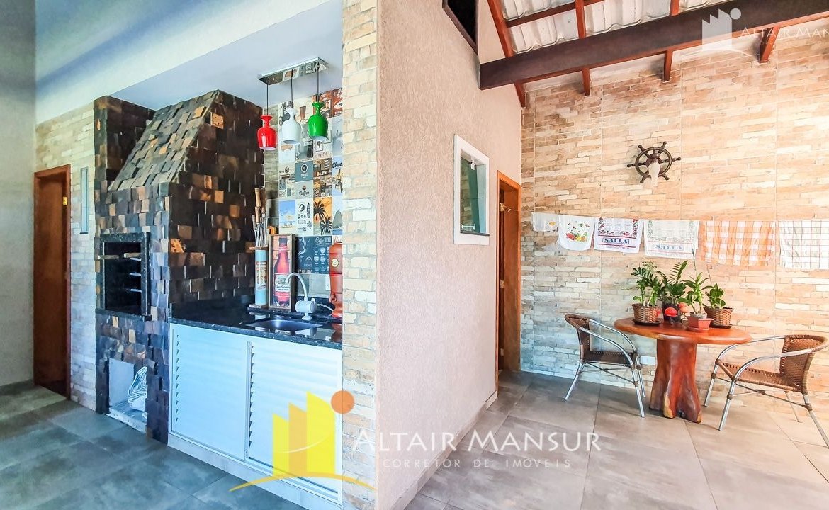 Casa Alto Padrão à Venda 250m² – 4 Quartos, 4 Vagas, Varanda e Deck, Itapoá – SC