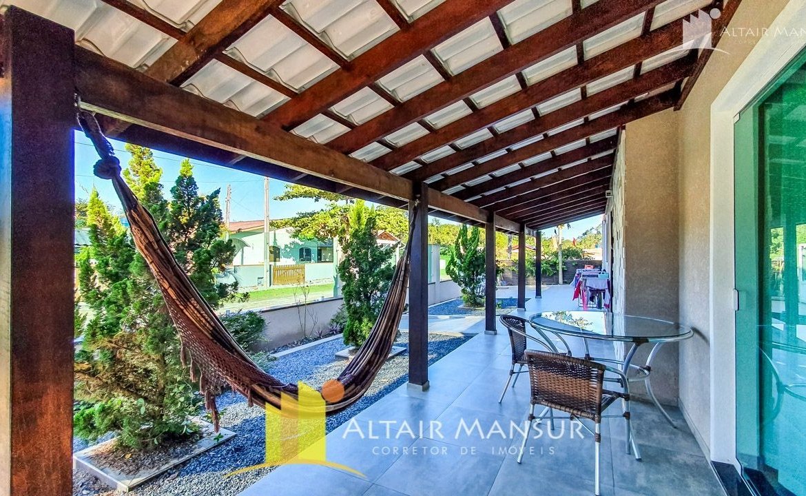 Casa Alto Padrão à Venda 250m² – 4 Quartos, 4 Vagas, Varanda e Deck, Itapoá – SC