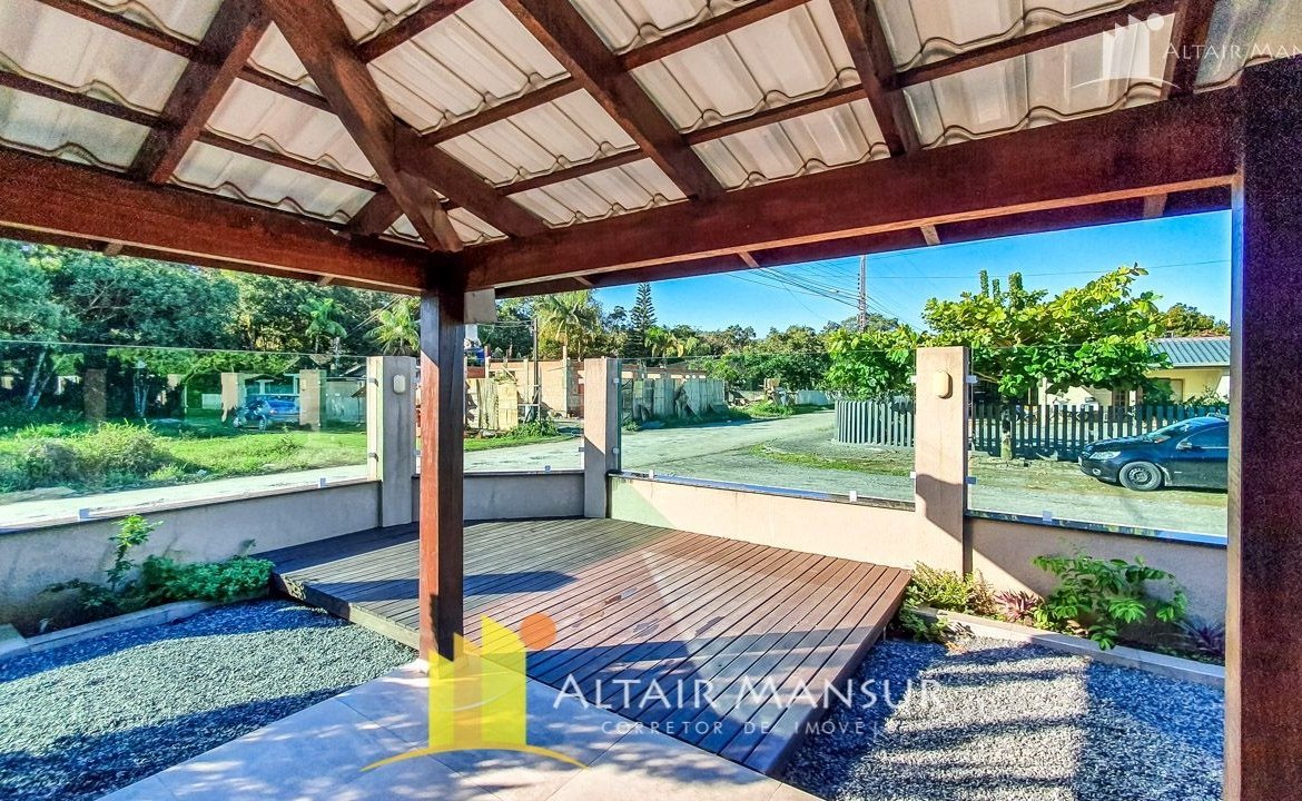 Casa Alto Padrão à Venda 250m² – 4 Quartos, 4 Vagas, Varanda e Deck, Itapoá – SC