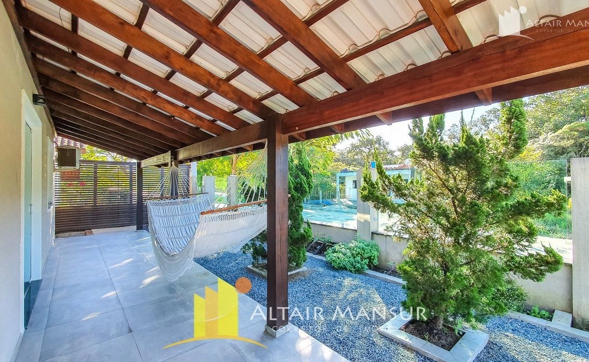 Casa Alto Padrão à Venda 250m² – 4 Quartos, 4 Vagas, Varanda e Deck, Itapoá – SC