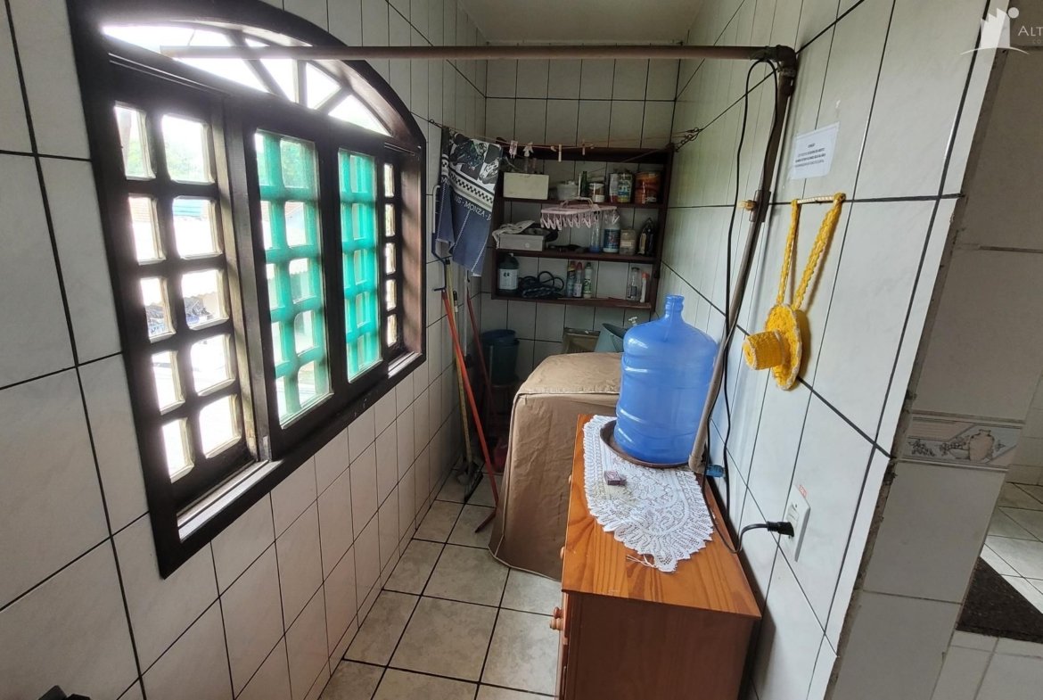 SOBRADO COM OTIMA LOCALIZAÇÃO