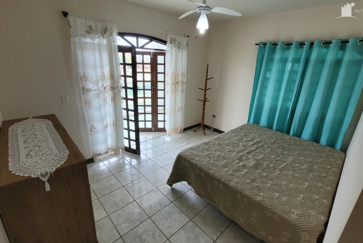 SOBRADO COM OTIMA LOCALIZAÇÃO