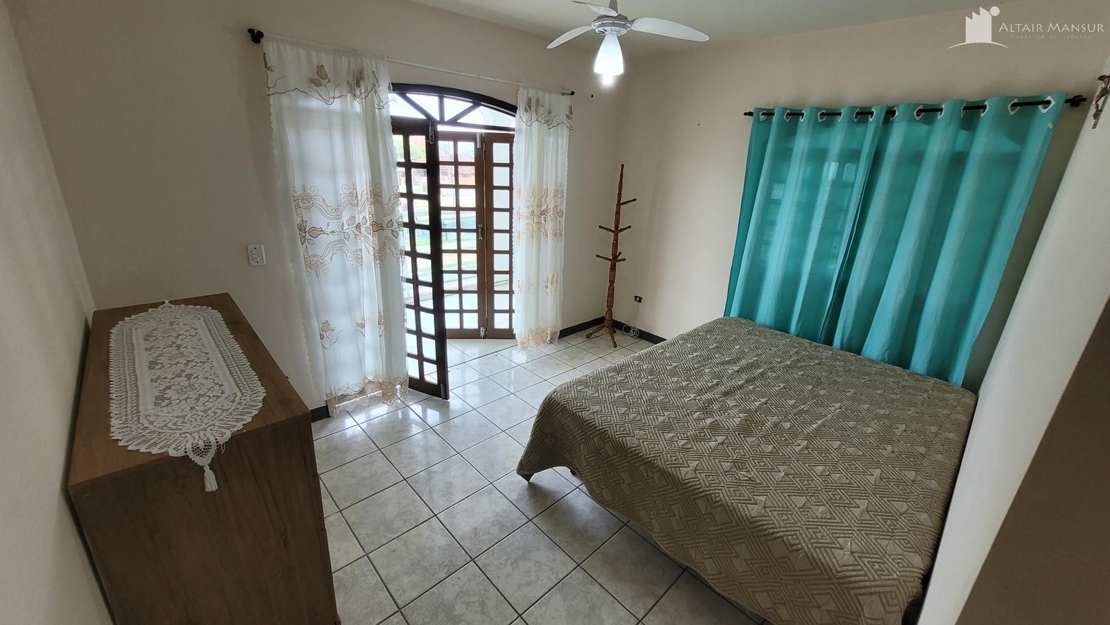 SOBRADO COM OTIMA LOCALIZAÇÃO