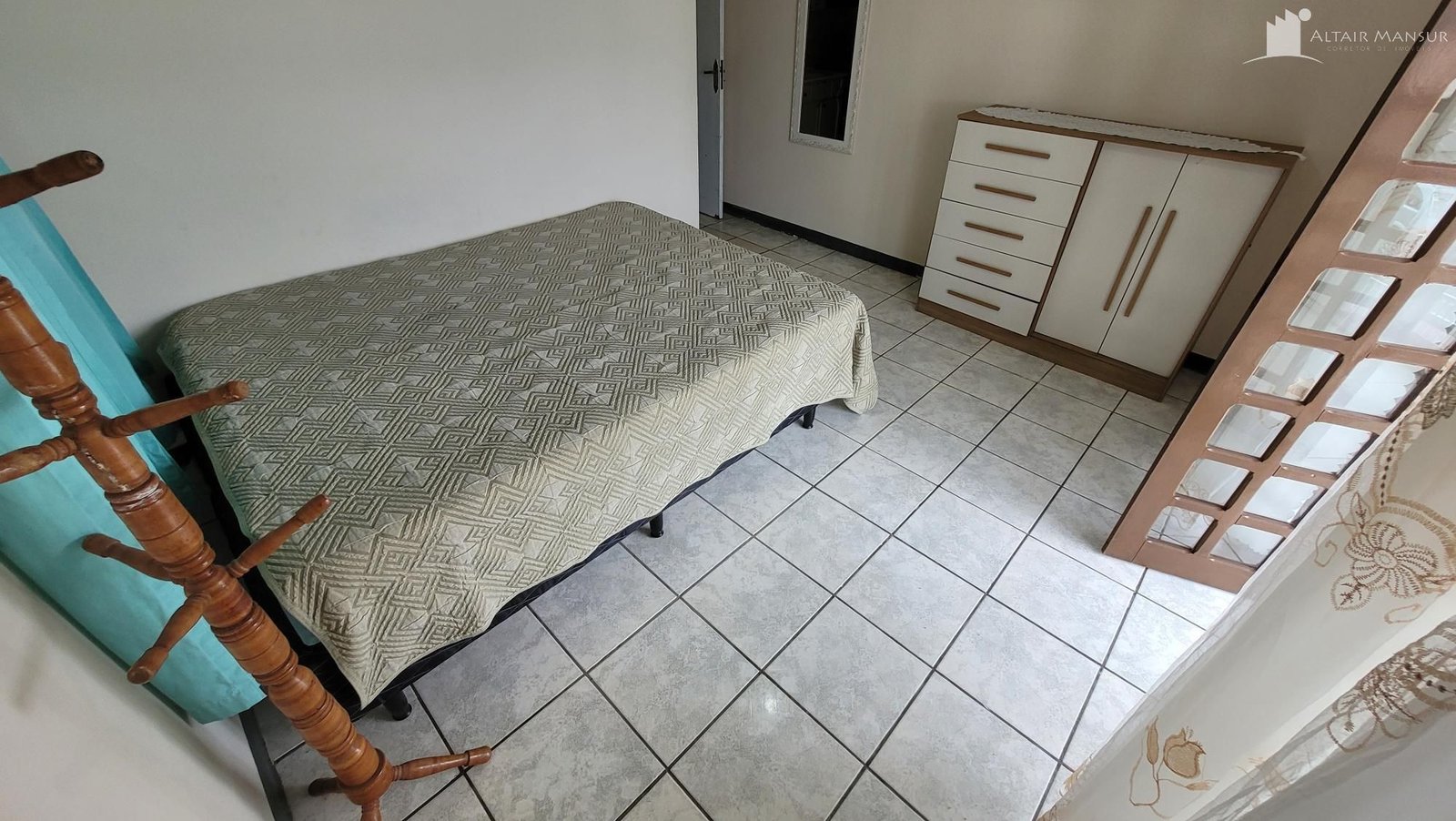 SOBRADO COM OTIMA LOCALIZAÇÃO