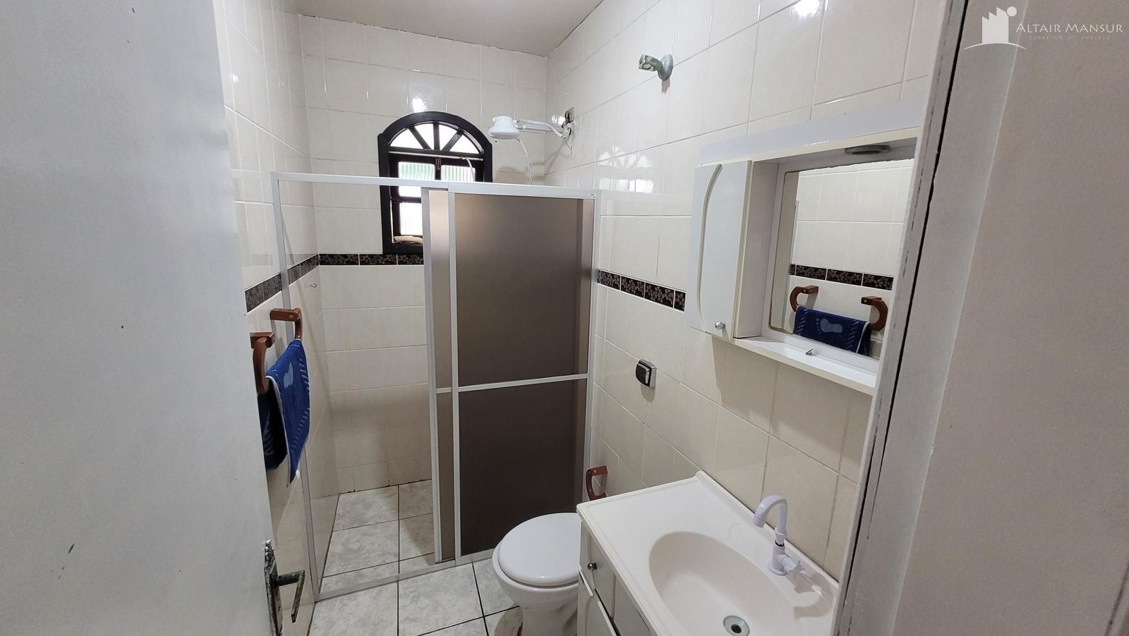 SOBRADO COM OTIMA LOCALIZAÇÃO