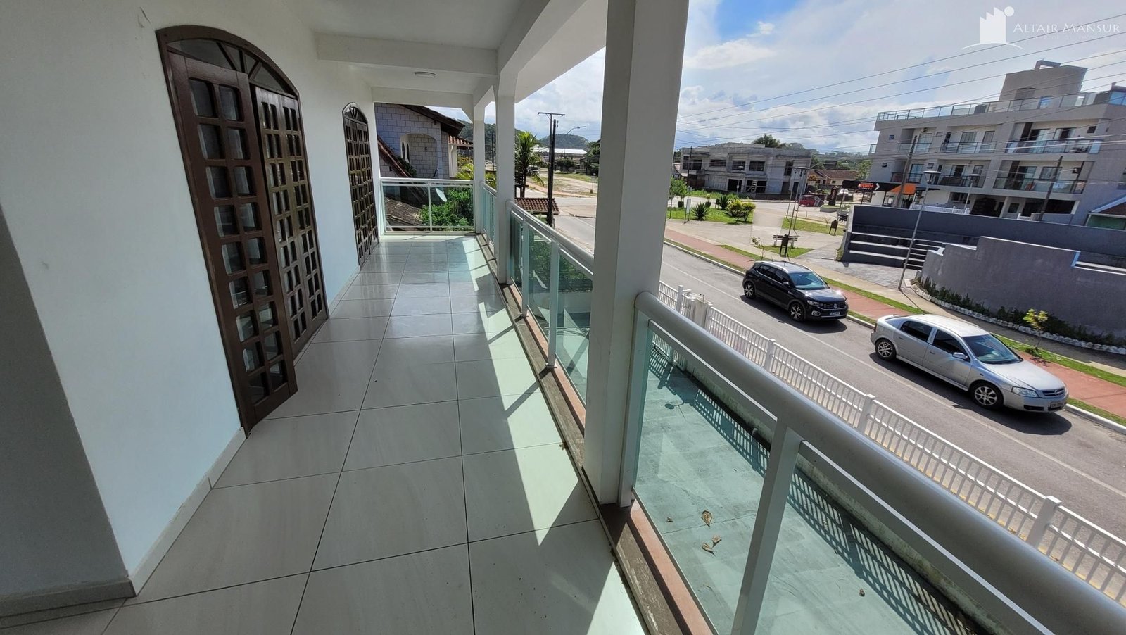 SOBRADO COM OTIMA LOCALIZAÇÃO
