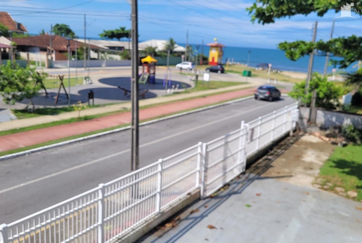 SOBRADO COM OTIMA LOCALIZAÇÃO