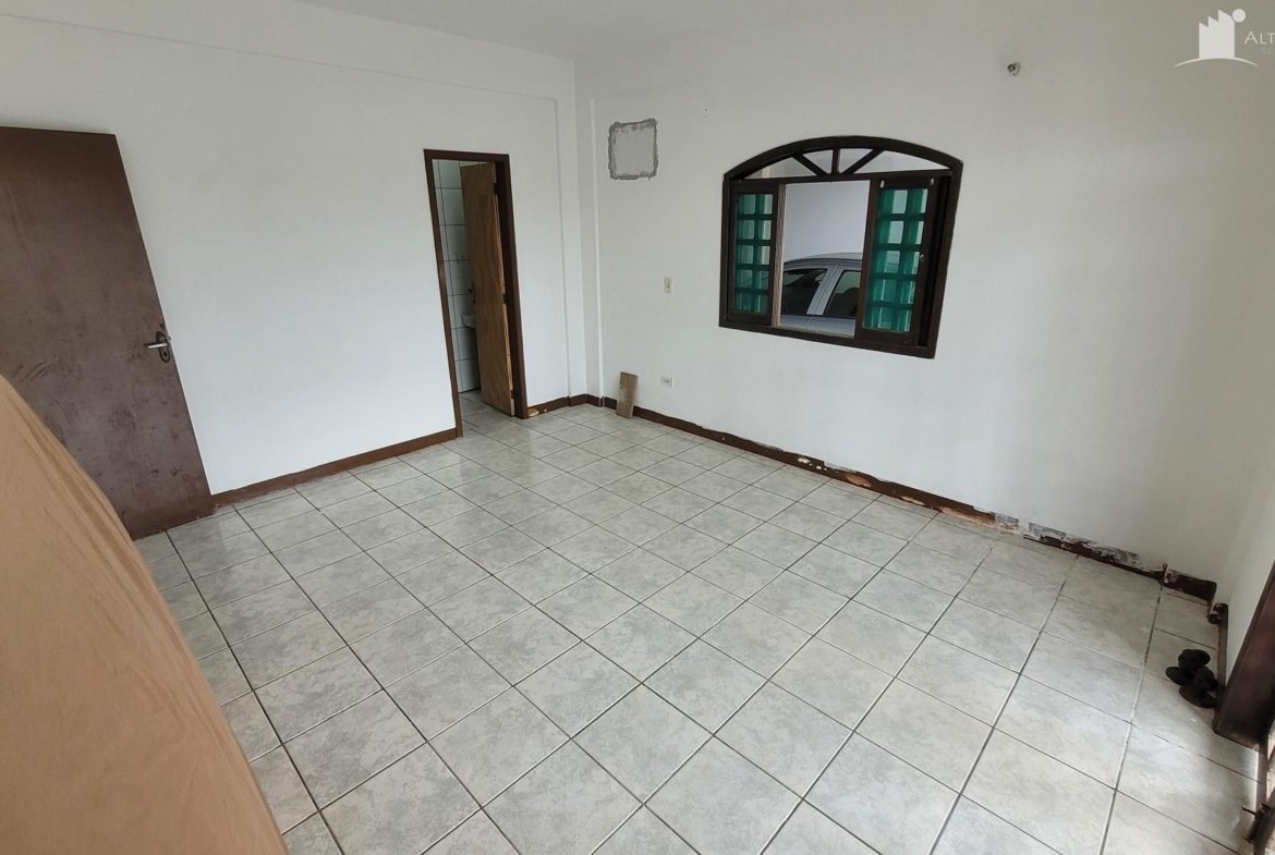 SOBRADO COM OTIMA LOCALIZAÇÃO