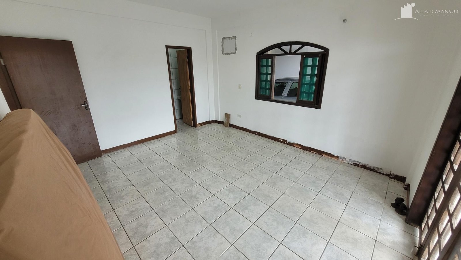 SOBRADO COM OTIMA LOCALIZAÇÃO