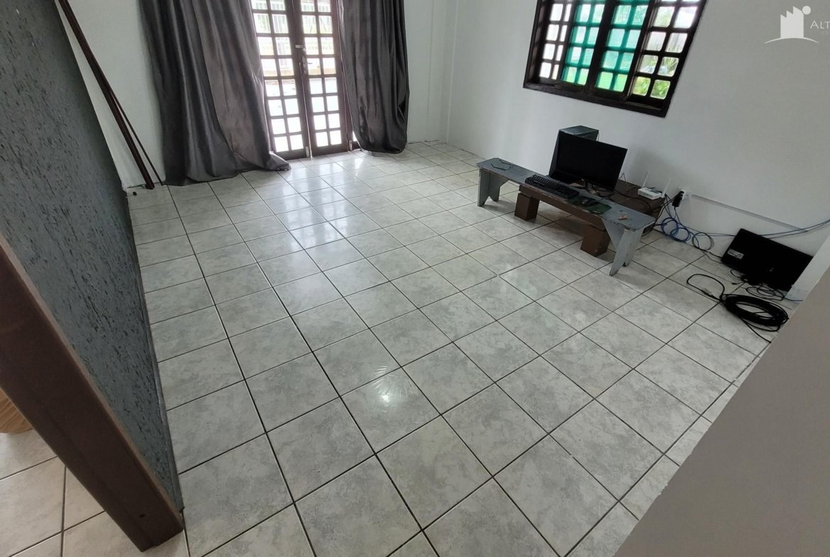 SOBRADO COM OTIMA LOCALIZAÇÃO