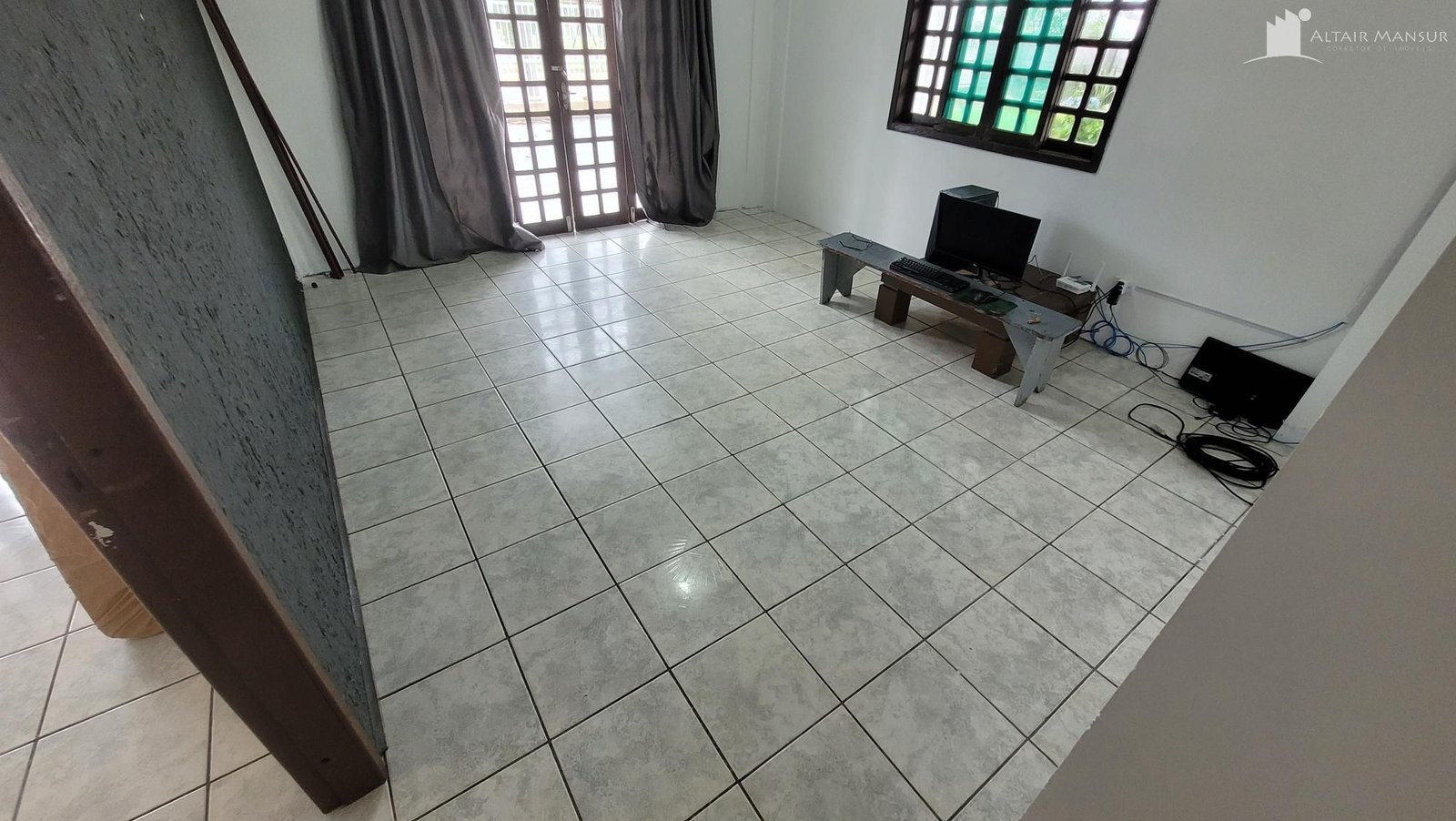 SOBRADO COM OTIMA LOCALIZAÇÃO