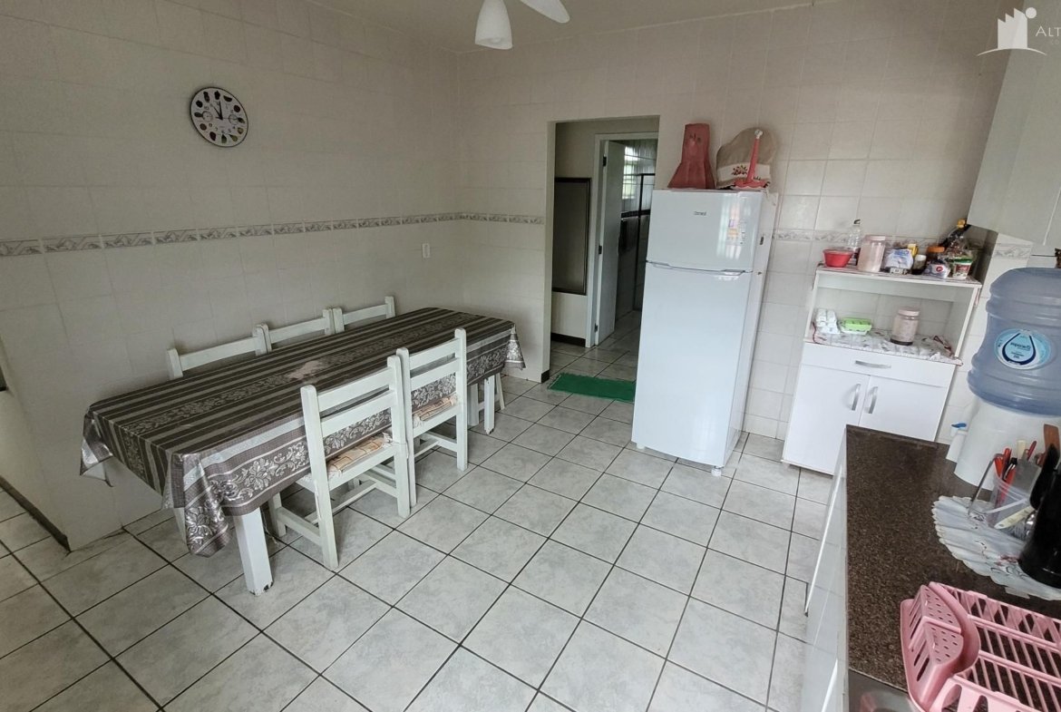 SOBRADO COM OTIMA LOCALIZAÇÃO