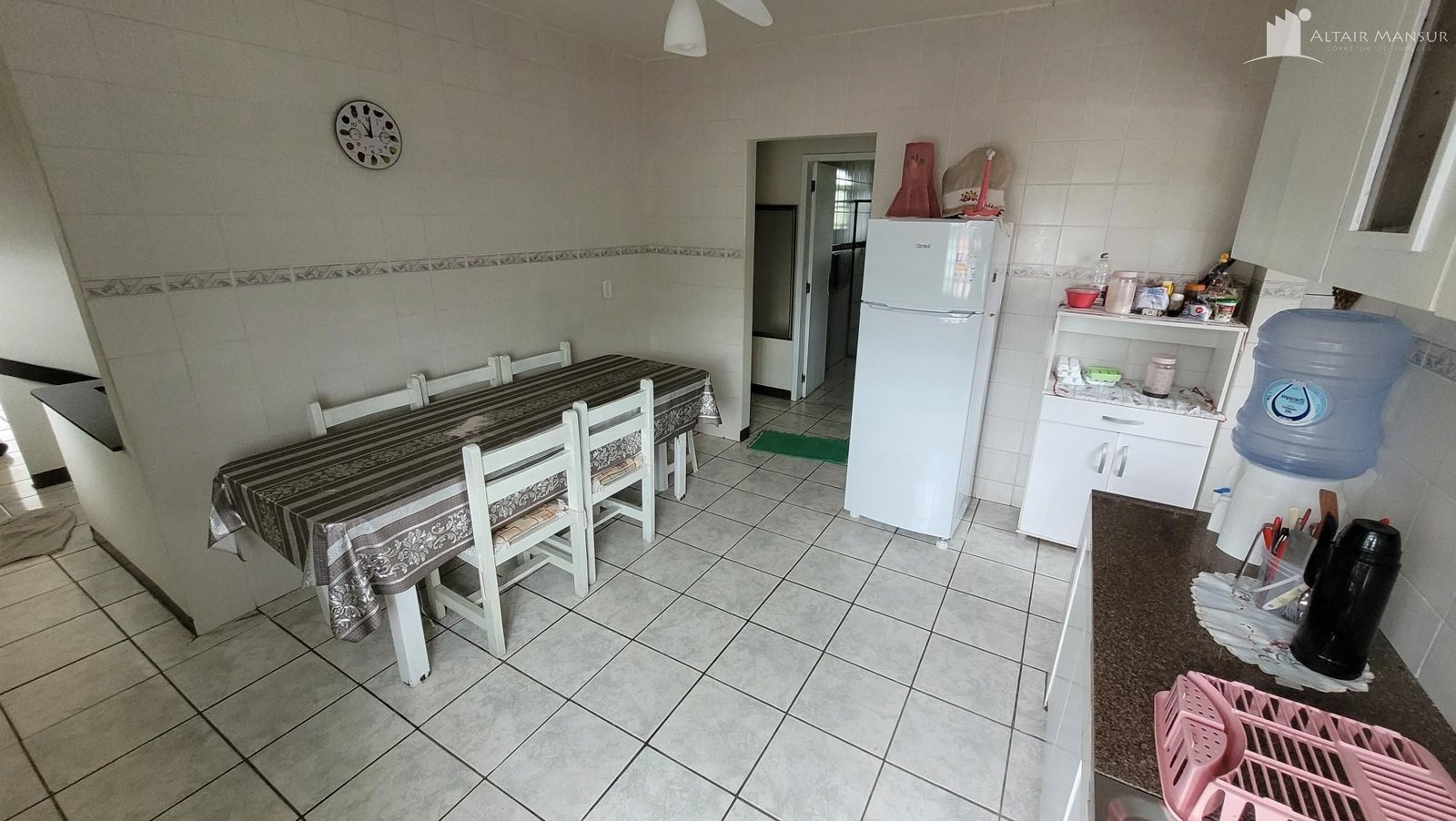 SOBRADO COM OTIMA LOCALIZAÇÃO