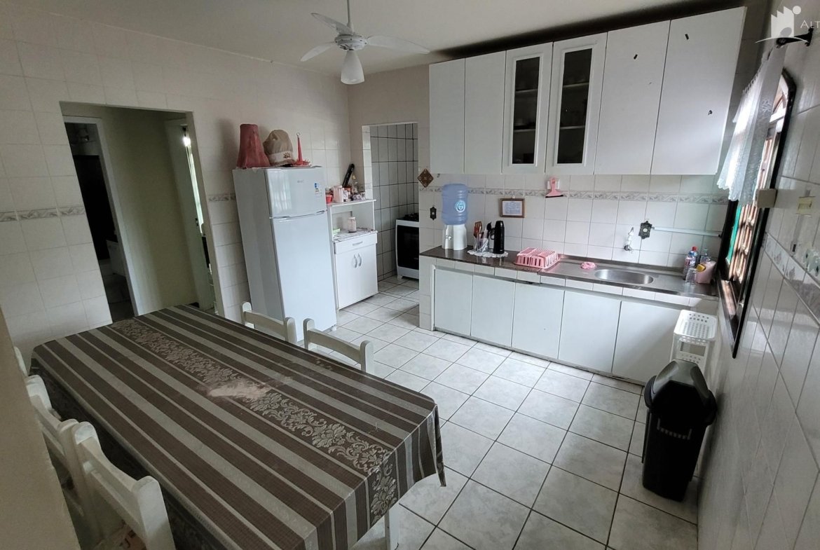 SOBRADO COM OTIMA LOCALIZAÇÃO