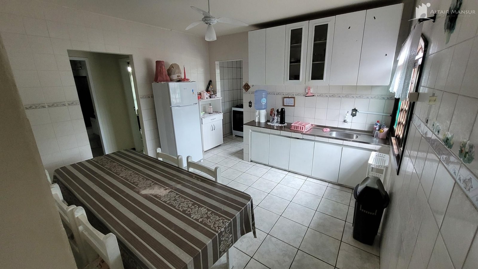 SOBRADO COM OTIMA LOCALIZAÇÃO
