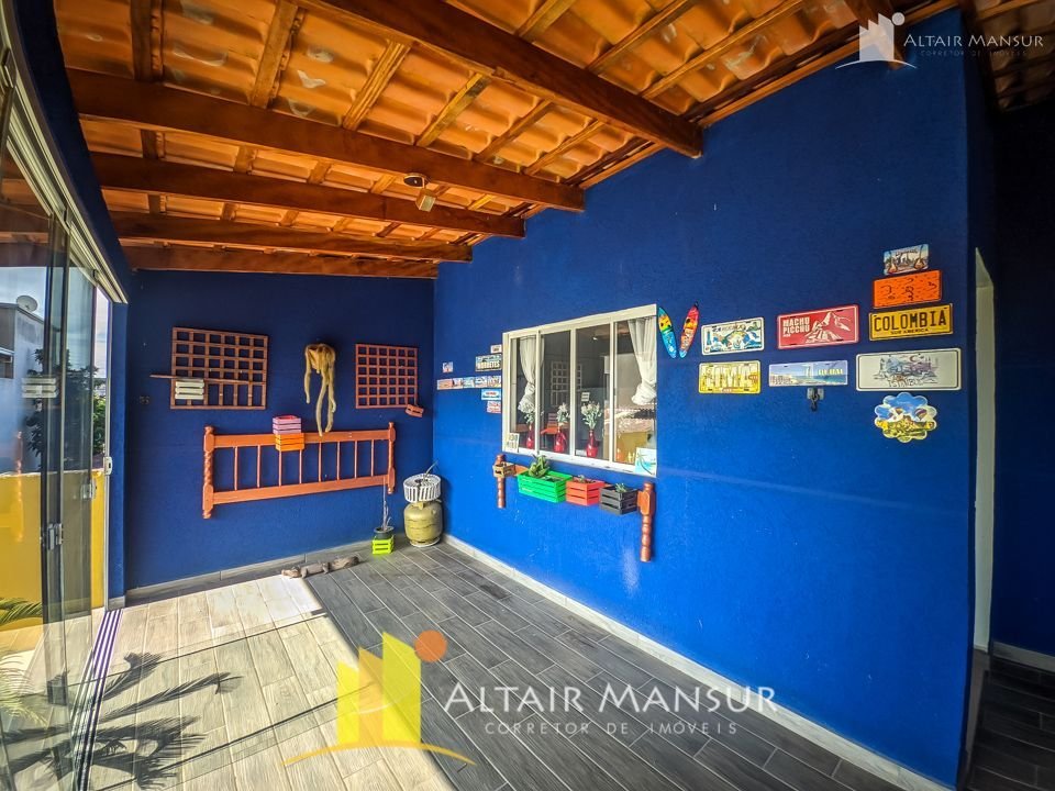 Sobrado à Venda – 4 Quartos, 3 Vagas, Varanda, Terreno Amplo – Gleba 1 Itapoá/SC