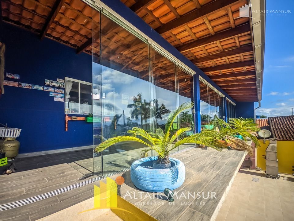 Sobrado à Venda – 4 Quartos, 3 Vagas, Varanda, Terreno Amplo – Gleba 1 Itapoá/SC
