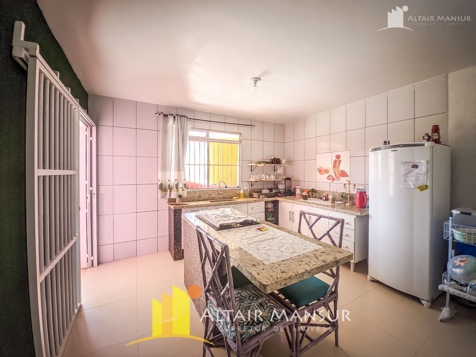 Sobrado à Venda – 4 Quartos, 3 Vagas, Varanda, Terreno Amplo – Gleba 1 Itapoá/SC