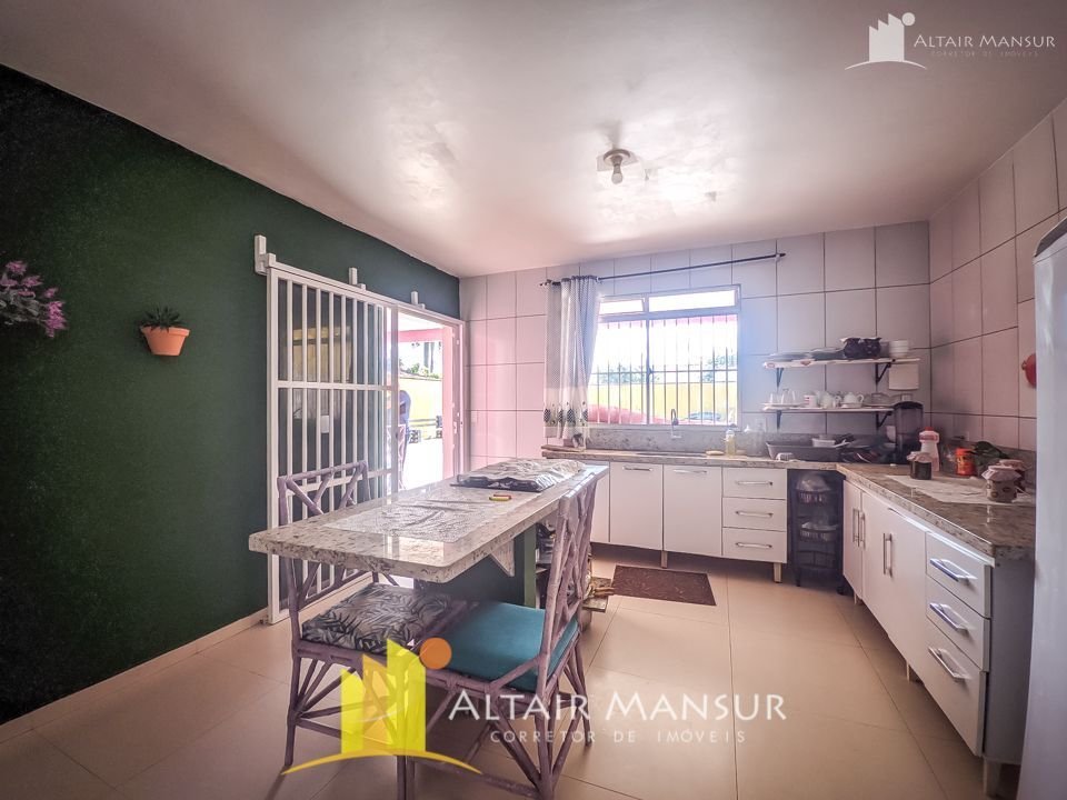 Sobrado à Venda – 4 Quartos, 3 Vagas, Varanda, Terreno Amplo – Gleba 1 Itapoá/SC
