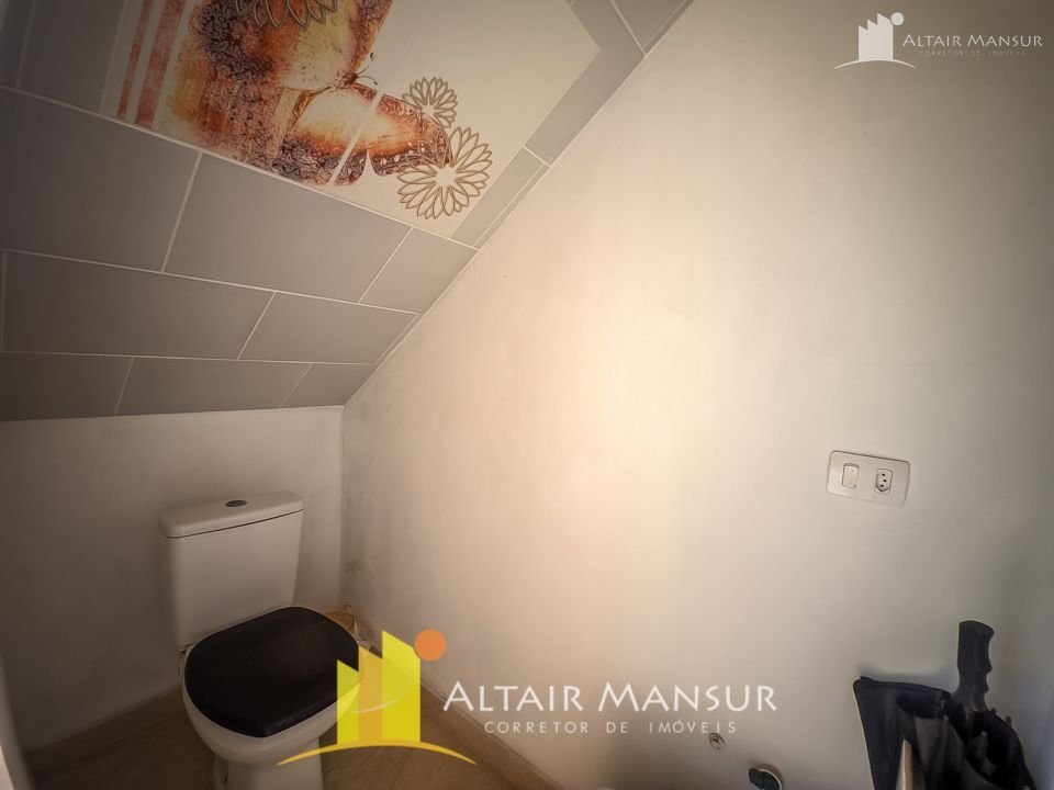 Sobrado à Venda – 4 Quartos, 3 Vagas, Varanda, Terreno Amplo – Gleba 1 Itapoá/SC